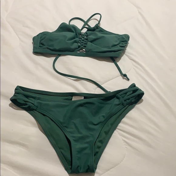 Bikini - Picture 1 of 3